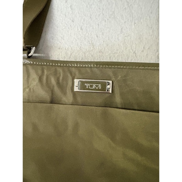 Tumi Green Nylon Crossbody Messenger Bag 13" Adjustable Strap Travel Shoulder - Picture 2 of 7